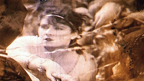 Prizor iz filma Njen vijolični poljub avtorja Billa Morrisona

