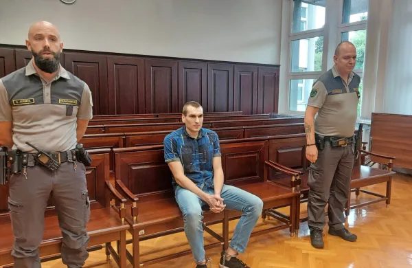 Ireneju  Bizjaku  so  pravosodni  policisti z  rok  sneli  lisice,    noge  pa  je  imel  vklenjene.  