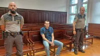 Ireneju  Bizjaku  so  pravosodni  policisti z  rok  sneli  lisice,    noge  pa  je  imel  vklenjene.  