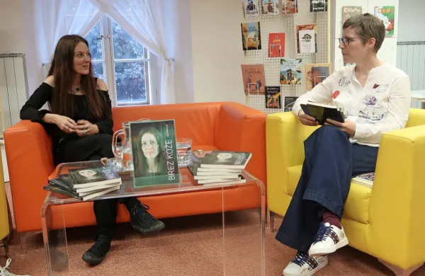 Cerkljanska pesnica Iva Miholić (leva) v pogovoru z Milanko 
Trušnovec o svoji osmi zbirki pesmi svobode Brez kože.