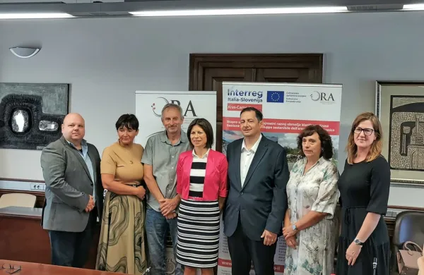 Z leve: predsednik skupščine Ora Goran Živec, hrpeljsko-kozinska županja Saša Likavec Svetelšek, komenski župan Erik Modic,   direktorica Ora  
Karmen Rodman, sežanski župan Andrej Sila, divaška županja Alenka Štrucl Dovgan in vodja turizma Ora Katja Kralj.  

     