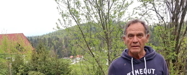Vsestranski, sedaj predvsem kipar Toni Misson v svojem priljubljenem obmorskem Piranu in sedaj v že skoraj enakovrednem 
domu v najvišji primorski vasi - na Vojskem.