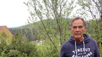 Vsestranski, sedaj predvsem kipar Toni Misson v svojem priljubljenem obmorskem Piranu in sedaj v že skoraj enakovrednem 
domu v najvišji primorski vasi - na Vojskem.