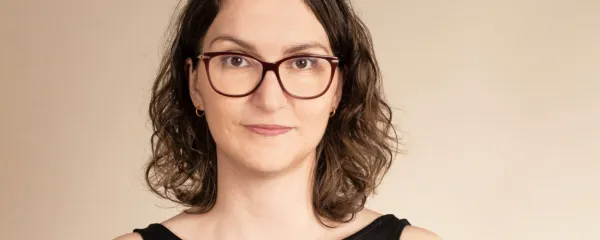 Kaja Bucik Vavpetič objavlja prvič pod svojim pravim imenom. V 
Srebrnih vezeh fantazijsko romanco prepleta z vplivi slovenskega 
ljudskega izročila, bojem med dobrim in zlom ter s prepovedano 
ljubeznijo.