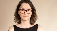 Kaja Bucik Vavpetič objavlja prvič pod svojim pravim imenom. V 
Srebrnih vezeh fantazijsko romanco prepleta z vplivi slovenskega 
ljudskega izročila, bojem med dobrim in zlom ter s prepovedano 
ljubeznijo.