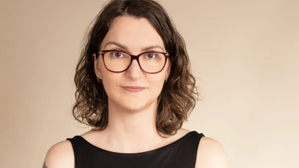 Kaja Bucik Vavpetič objavlja prvič pod svojim pravim imenom. V 
Srebrnih vezeh fantazijsko romanco prepleta z vplivi slovenskega 
ljudskega izročila, bojem med dobrim in zlom ter s prepovedano 
ljubeznijo.