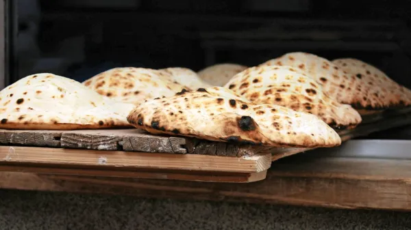 Bosanska kuhinja je veliko več kot burek, krompiruša, sirnica in 
zeljanica pa čevapi v somunu (lepinja) in baklava.