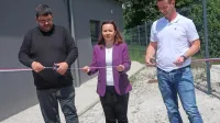 Trak pred 730.000 evrov vredno novo čistilno napravo so prerezali 
župan Tomaž Vencelj, direktorica Komunale Brigita Šen Kreže in 
predsednik KS Godovič Miha Rupnik.