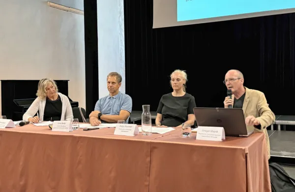 O neustreznosti določil zakona o gostinstvu so v dvorani sv. 
Frančiška govorili (z leve) Doris Božič, predstavnica sobodajalcev 
iz Kopra, Uroš Buda (Zavod za gostoljubnost slovenskih domov), 
Katja Rezman (Združenje sobodajalcev) in Gregor Majnik 
(Združenje lastnikov nepremičnin).