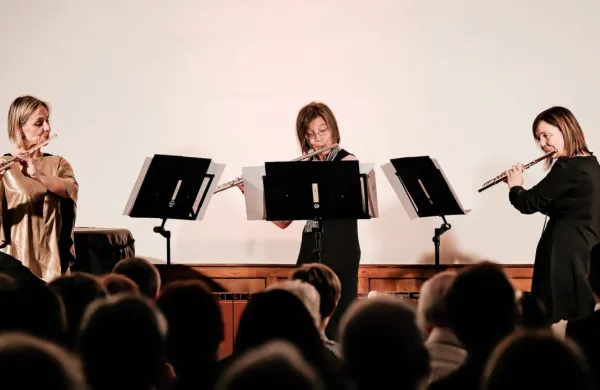 Članice Tria Auris so tokrat nastopile v prijetnem okolju 
frančiškanskega samostana.