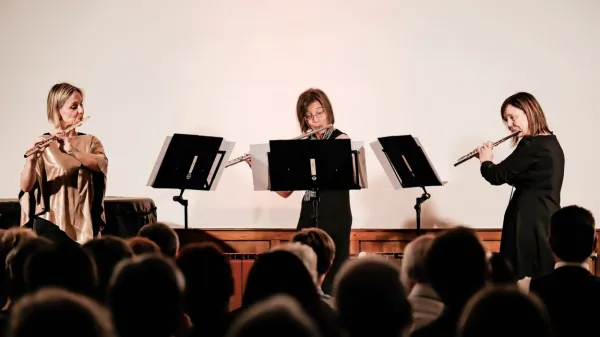 Članice Tria Auris so tokrat nastopile v prijetnem okolju 
frančiškanskega samostana.