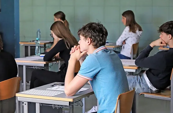 Strokovna delovna skupina predlaga na splošni maturi dve ravni 
zahtevnosti pri vseh obveznih in izbirnih maturitetnih predmetih.