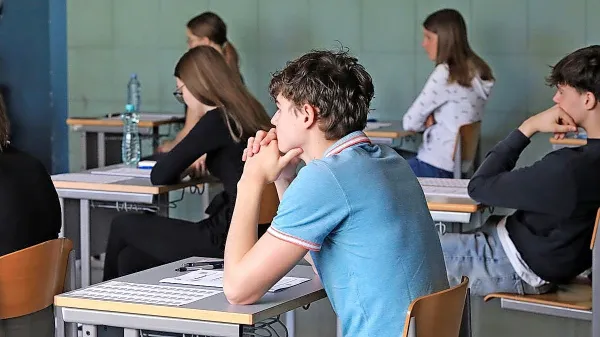 Strokovna delovna skupina predlaga na splošni maturi dve ravni 
zahtevnosti pri vseh obveznih in izbirnih maturitetnih predmetih.