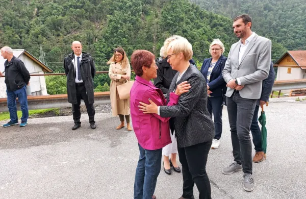 Predsednica  je poslušala, kako ljudje živijo v Baški grapi. 