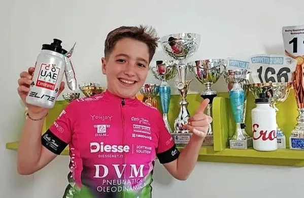 12-letni Mattia s Pogačarjevim bidonom