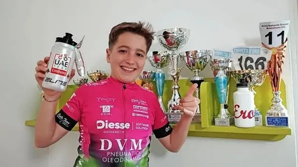 12-letni Mattia s Pogačarjevim bidonom