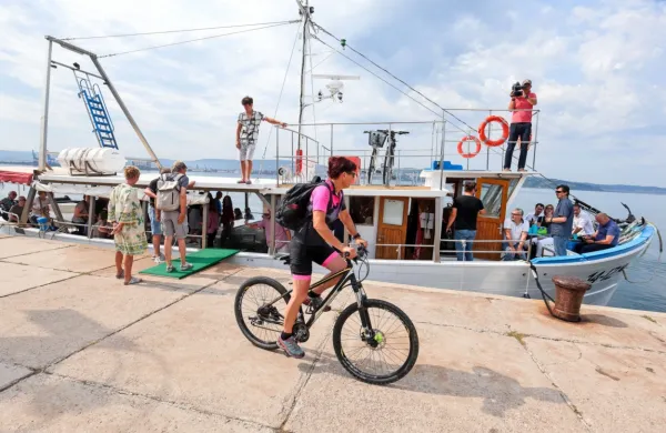 Ladja Zlatoperka sprejme do 70 potnikov, dobrodošli so tudi 
kolesarji, a je prostora samo za približno deset koles.

