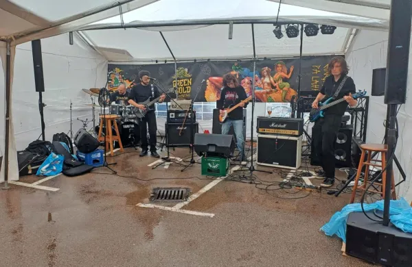 Dobrodelno ogrevanje pred Goro Rocka