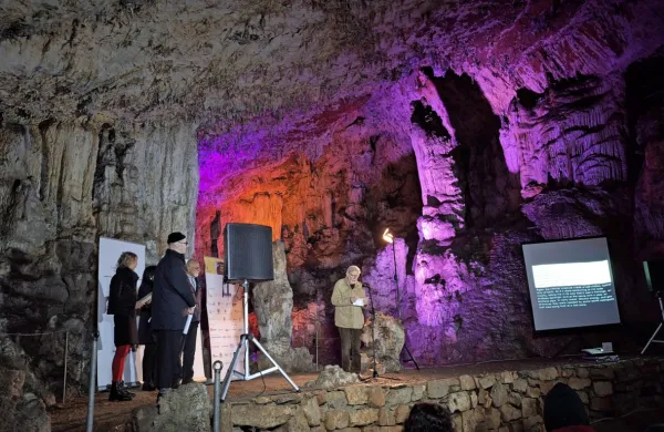 Utrinek z ene izmed preteklih podelitev nagrad v jami Vilenica.