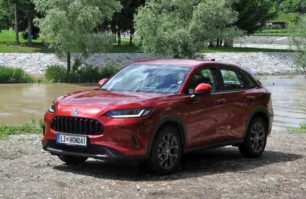 Hondina filozofija za model ZR-V je jasna. To je avto, ki ne jemlje 
pozornosti s pretirano digitalizacijo ali razkazuje mišice.