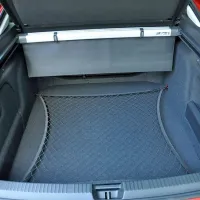Prtljažnik je malenkost manjši kot pri karavanski izvedbi, a še 
vedno zajetnih dimenzij.