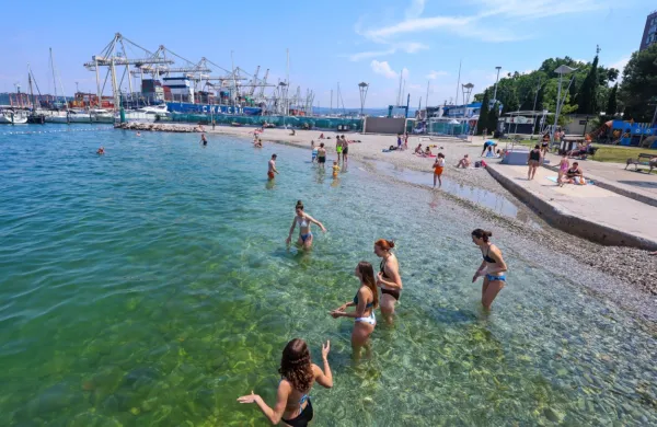 Kljub omejenosti prostora in bližini marine ter Luke Koper se 
mestno kopališče v Kopru ponaša z okoljskim znakom  Modra 
zastava. 