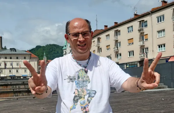 Producent koncertov Boštjan Peternel pred slabo izkoriščenim 
odrom vabi na niz Plun Pitkov, prej pa na koncert Big Foot 
Mame.