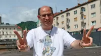 Producent koncertov Boštjan Peternel pred slabo izkoriščenim 
odrom vabi na niz Plun Pitkov, prej pa na koncert Big Foot 
Mame.