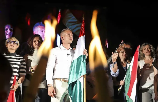 Péter Magyar (v sredini), nekdanji član vladajoče stranke Fidesz, je   
s svojo stranko Tisza (Stranka Spoštovanja in svobode) načel 
Orbánovo stranko