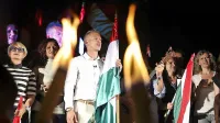 Péter Magyar (v sredini), nekdanji član vladajoče stranke Fidesz, je   
s svojo stranko Tisza (Stranka Spoštovanja in svobode) načel 
Orbánovo stranko