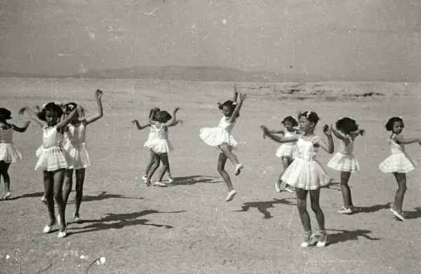 V begunskem taborišču sredi egiptovske puščave so organizirali 
celo ure baleta ...