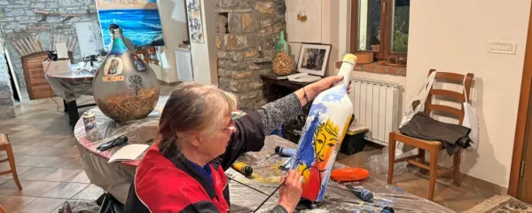 Po spletu so licitirali steklenice, ki so jih poslikali v okviru 
umetniškega festivala Art Circle.