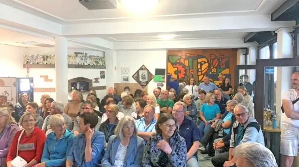 Predstavitev knjige je  v Desklah množično privabila domačine, ki so povsem napolnili dvorano.