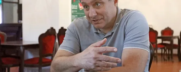 “Že leta se  trudim, da bi se kaj premaknilo. Ko sem gledal, kaj je 
počel Janša v zdravstvu, sem vedel, da se to ne sme več zgoditi,” 
je odločen kirurg Erik Brecelj.