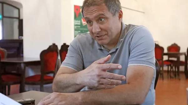 “Že leta se  trudim, da bi se kaj premaknilo. Ko sem gledal, kaj je 
počel Janša v zdravstvu, sem vedel, da se to ne sme več zgoditi,” 
je odločen kirurg Erik Brecelj.