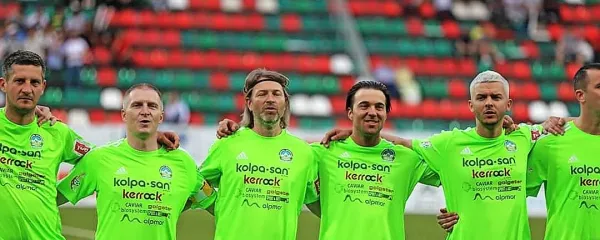 Glasbeniki nogometne reprezentance Slovenije pojejo himno na 
turnirju v Moskvi. 