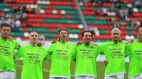 Glasbeniki nogometne reprezentance Slovenije pojejo himno na 
turnirju v Moskvi. 