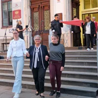 Častna otvoritev festivala z dvigom zastave je pripadla dolgoletni 
predsednici društva klekljaric Andreji Uršič in vrhunskima učenkama šole iz Podkraja - Hani MIkuž in Metki Koren.