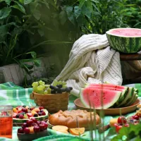 









Hrana, sploh sadje, privlači tudi nadležne žuželke.

