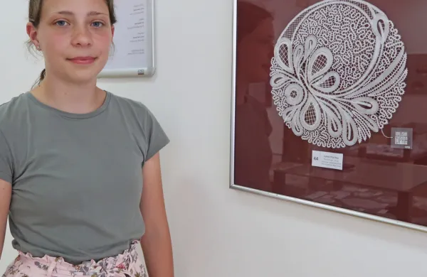 Hana Tratnik, 13-letnica s Cola, je sklekljala najlepšo čipko po 
izboru obiskovalcev FIČ.