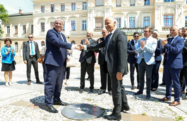 Ministra Boštjan  Poklukar in  Matteo Piantedosi sta si v spremstvu 
županov obeh Goric Sama Turela in Rodolfa Ziberne ogledala 
gradbišče prenove Trga Evrope.