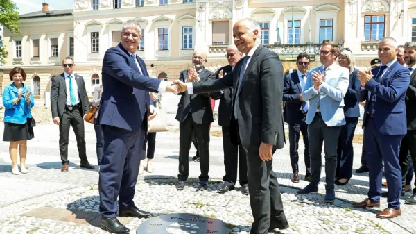 Ministra Boštjan  Poklukar in  Matteo Piantedosi sta si v spremstvu 
županov obeh Goric Sama Turela in Rodolfa Ziberne ogledala 
gradbišče prenove Trga Evrope.