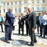 Ministra Boštjan  Poklukar in  Matteo Piantedosi sta si v spremstvu 
županov obeh Goric Sama Turela in Rodolfa Ziberne ogledala 
gradbišče prenove Trga Evrope.