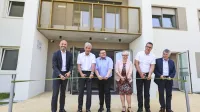 Trak so ob odprtju dveh blokov  prerezali (z leve) Tomaš Boček, 
vice guverner CEB, Črtomir Remec, direktor Stanovanjskega 
sklada RS, Simon Maljevac, minister za solidarno prihodnost,   
Jerneja Jug Jerše, vodja predstavništva Evropske komisije v 
Sloveniji, Aleš Bržan, koprski župan, in Zlatko Kuštra, direktor JSS 
MOK.  