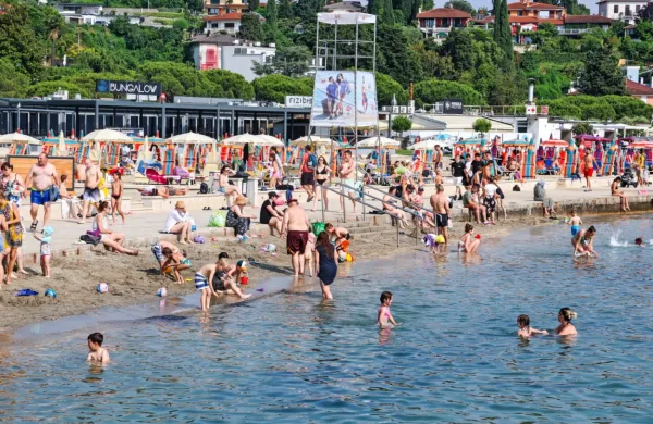 V Okolju Piran   napovedujejo obsežnejšo prenovo portoroške 
plaže, ki naj bi jo izvedli prihodnje leto.    