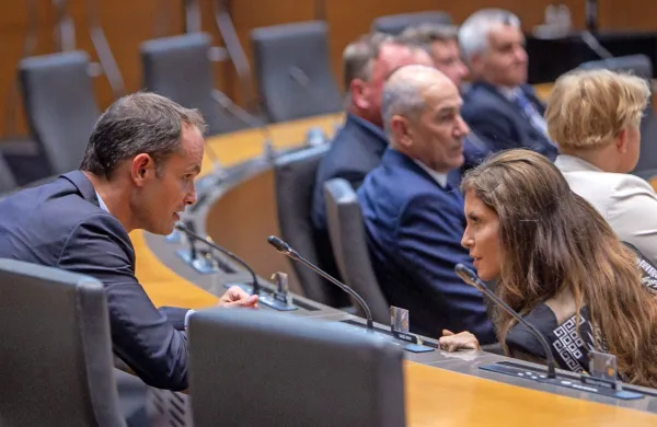Kakšen bo odnos Anžeta Logarja (levo) in Eve Irgl do predsednika 
SDS Janeza Janše?