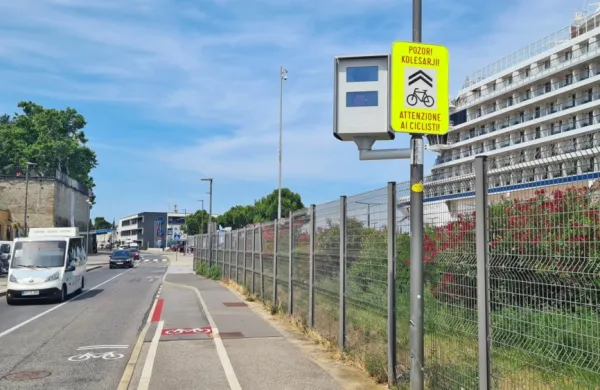 Ob potniškem terminalu na Kopališkem nabrežju je  že nameščeno  
ohišje, ki čaka na radar. 