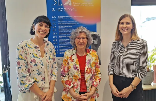 Letošnji Primorski poletni festival so predstavile producentka Martina Gamboz, predsednica Neva Zajc in 
predstavnica za stike z javnostmi Tjaša Likar, ki so se razveselile tudi nove podobe plakatov, za katero je 
poskrbela  izolska oblikovalka Mateja Tomažinčič (Riiba).