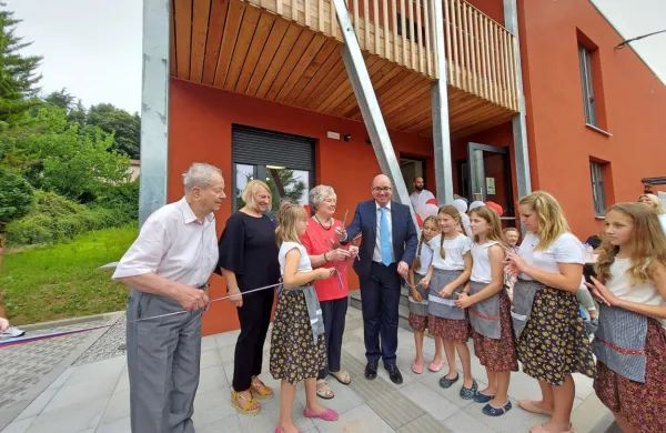 Po poldrugem letu so včeraj prerezali trak in uradno odprli 
stanovanjsko skupnosti in Hišo dobre volje. 