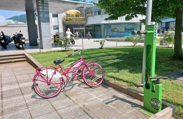 Servisne postaje so se dobro prijele, a so zaradi okvar in predvsem 
vandalizma zdaj neuporabne. KS išče rešitev, ki bo trajnejša, 
načrtuje pa tudi polnilnico za e-kolesa. 